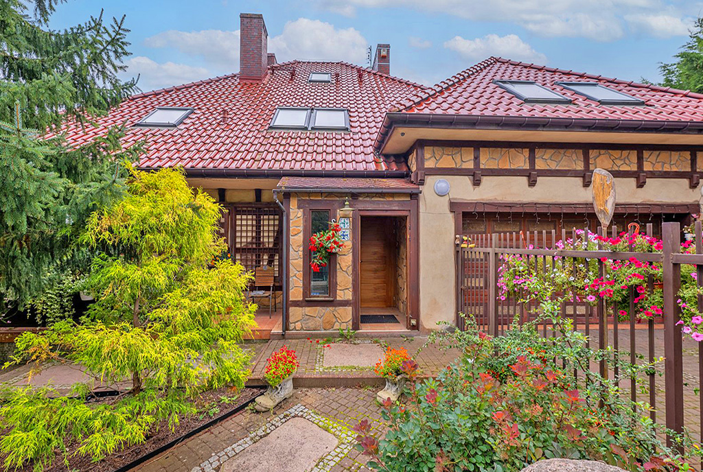 widok od strony frontowej na ekskluzywną willę na sprzedaż Szczecin (okolice)