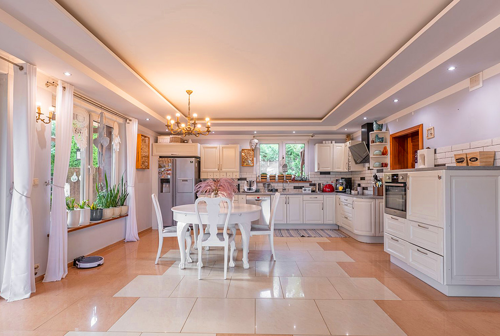 jadalnia oraz kuchnia w luksusowej willi na sprzedaż Szczecin (okolice)