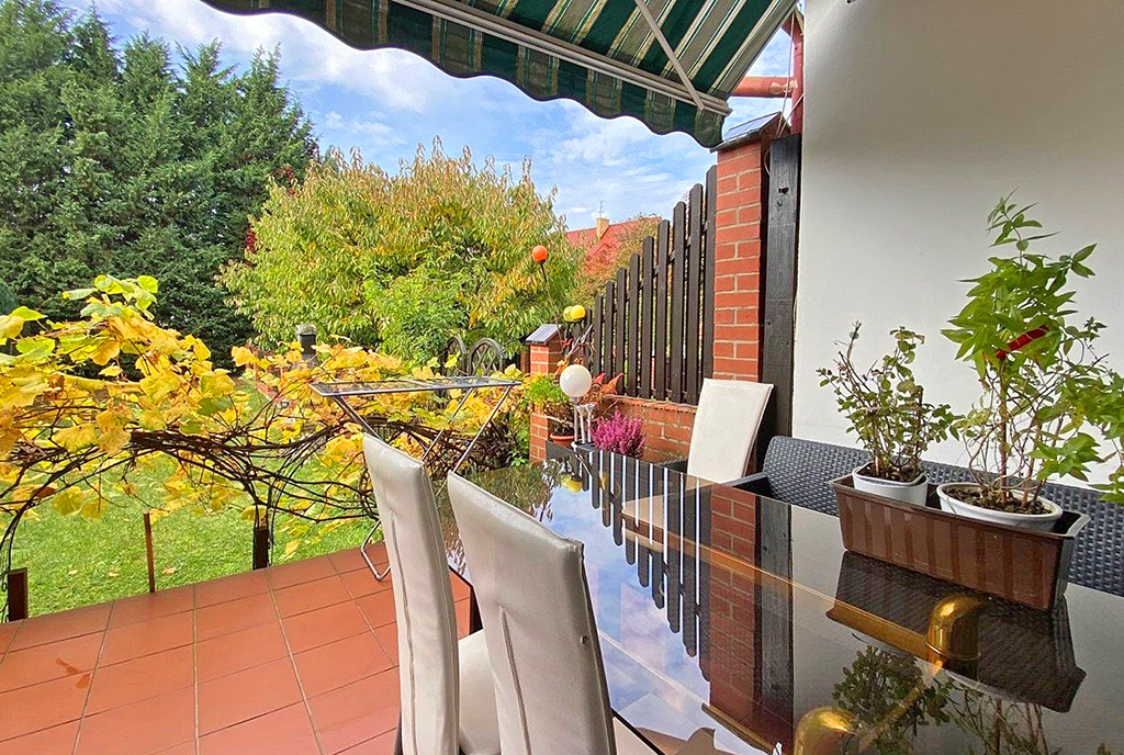 słoneczny taras przy ekskluzywnej willi na sprzedaż Szczecin