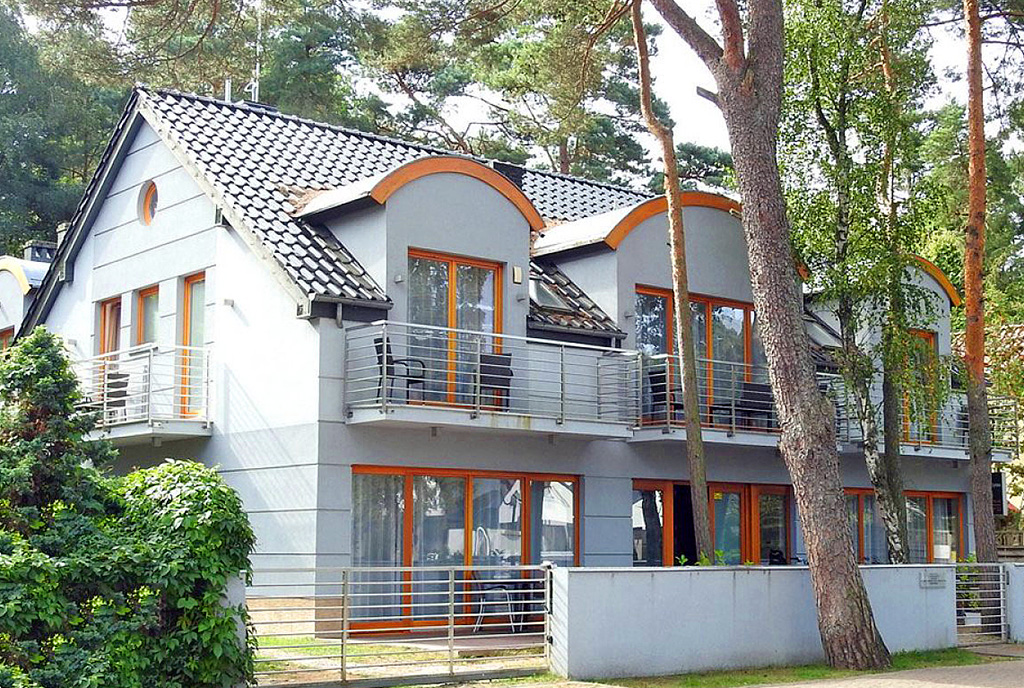 imponująca bryła ekskluzywnej willi do sprzedaży nad morzem