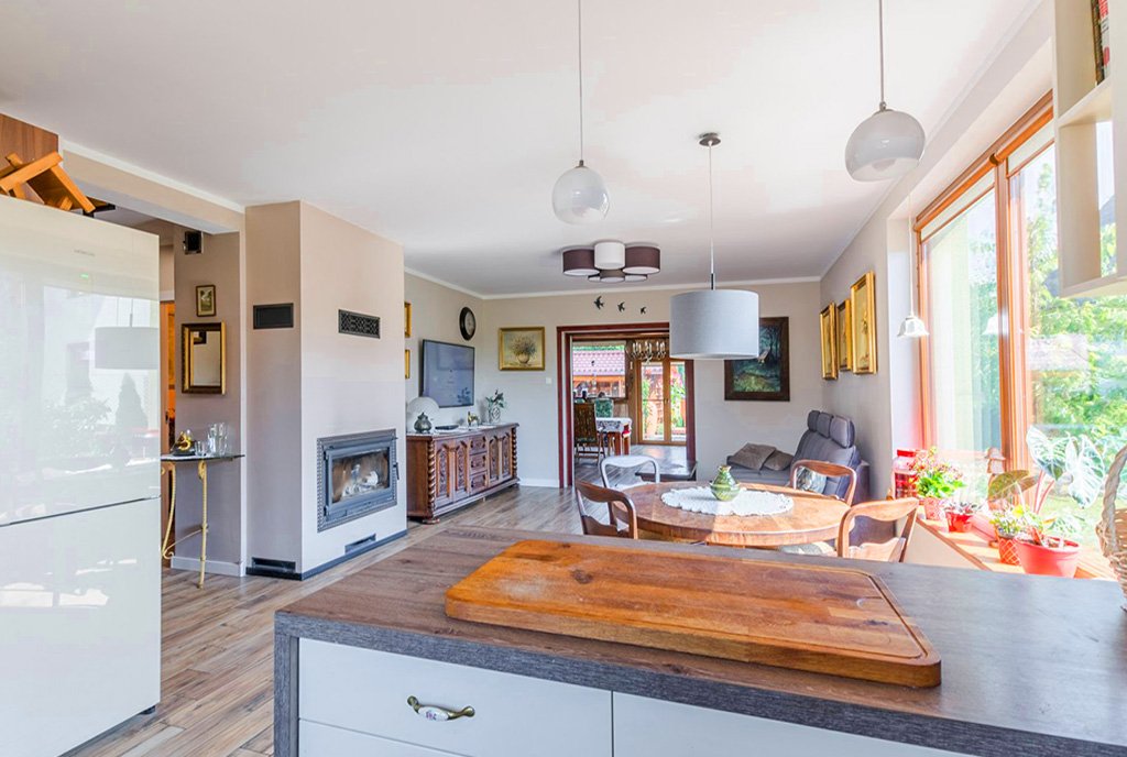 przestronny salon w ekskluzywnej willi do sprzedaży Gdańsk (okolice)