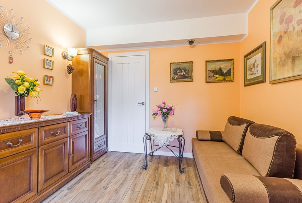 jeden z komfortowych pokoi w ekskluzywnej willi na sprzedaż Gdańsk (okolice)