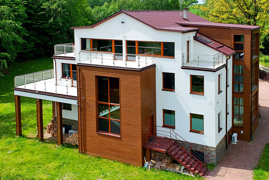 zdjęcie wykonane z drona pokazujące od góry ekskluzywną willę na sprzedaż Gdańsk (okolice)