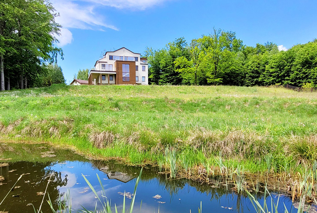 malownicza działka, na której posadowiona jest luksusowa willa do sprzedaży Gdańsk (okolice)