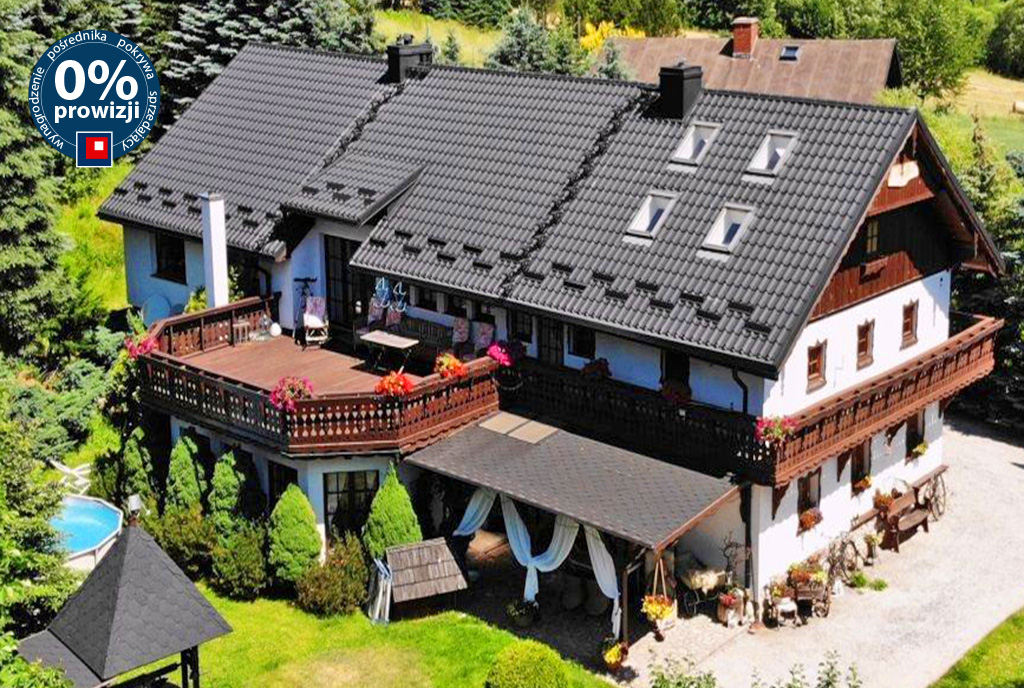 zdjęcie wykonane z drona pokazujące od góry luksusową willę na sprzedaż Jelenia Góra (okolice)