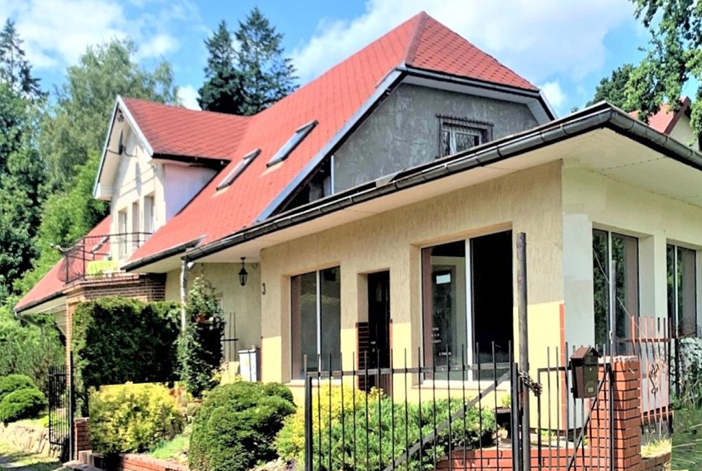 ciekawa architektonicznie bryła luksusowej willi na sprzedaż Jelenia Góra