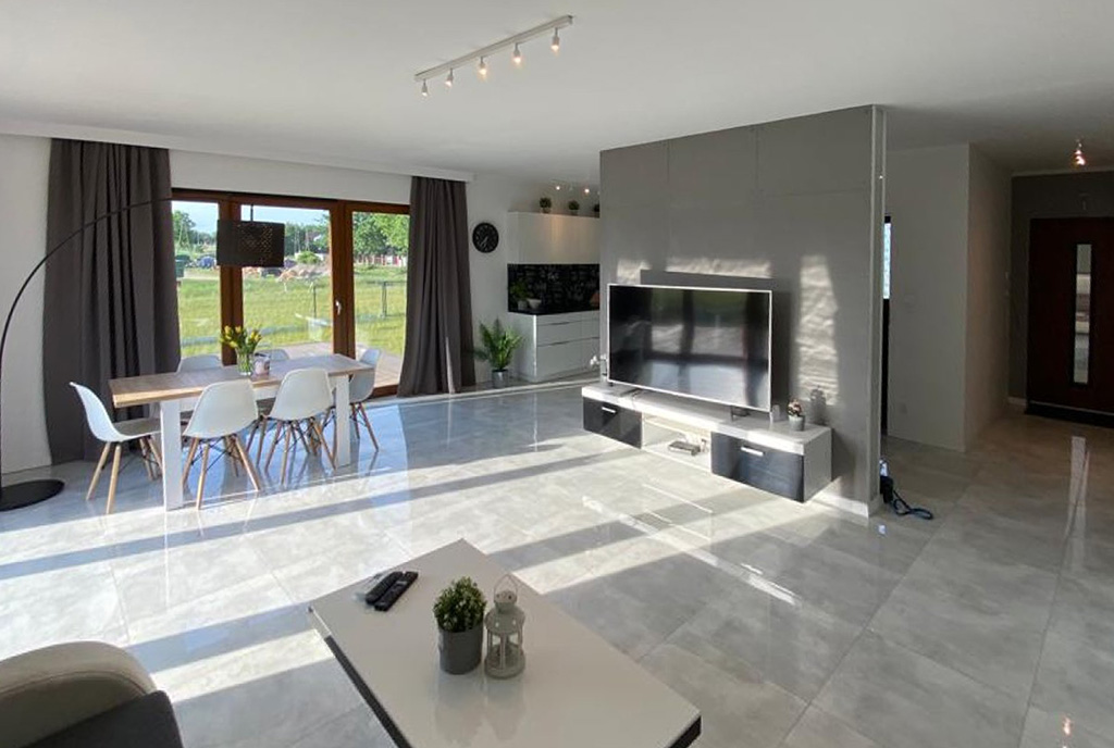 nowoczesny pokój dzienny w luksusowej willi na sprzedaż Szczecin (okolice)