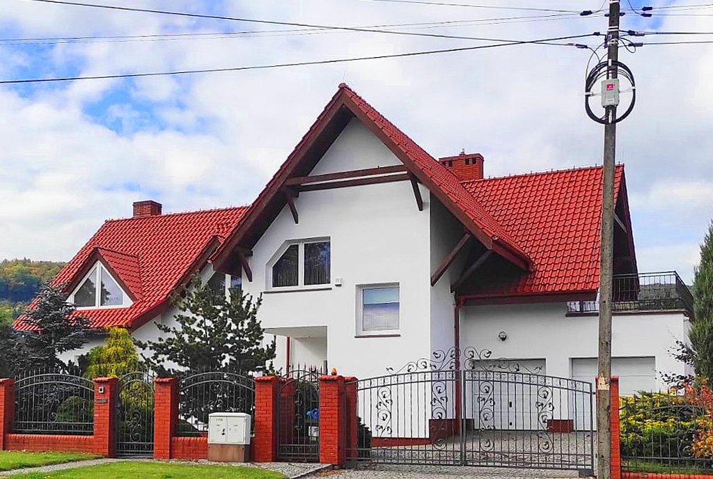 widok z ulicy na ekskluzywną willę do sprzedazy Wałbrzych (okolice)