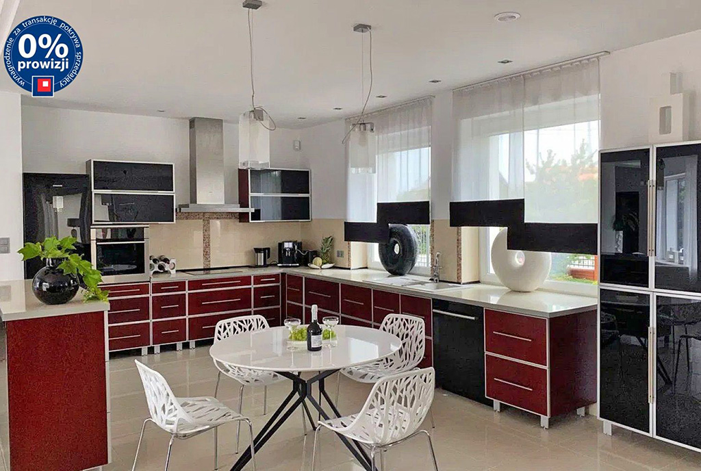 jadalnia i funkcjonalna kuchnia w luksusowej willi na sprzedaż Wałbrzych (okolice)