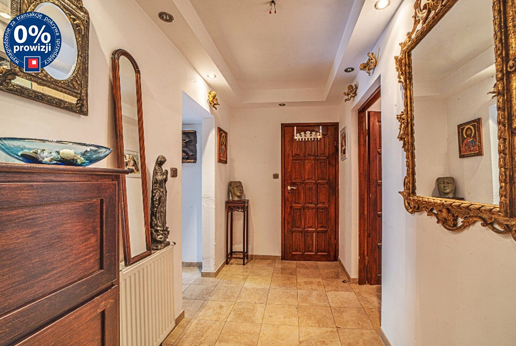 funkcjonalny hol w luksusowym apartamencie do sprzedaży Bolesławiec