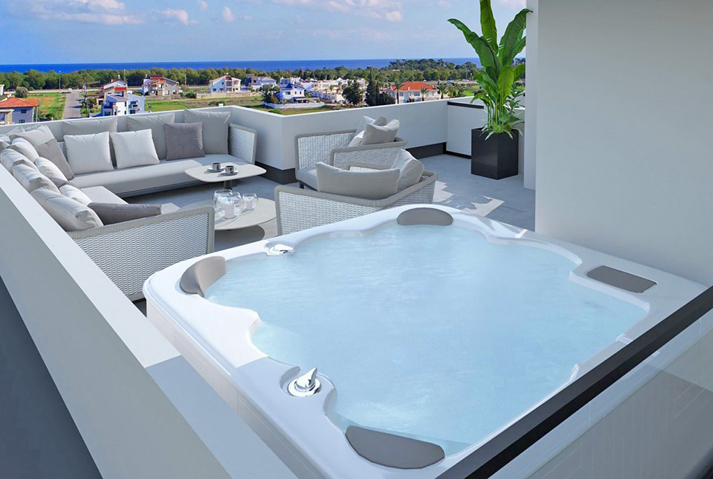 zdjęcie prezentuje taras z jacuzzi przy luksusowym apartamencie do sprzedaży Cypr (Gazimagusa)