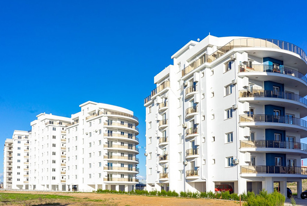 nowoczesne osiedle, na którym znajduje się luksusowy apartament do sprzedaży
