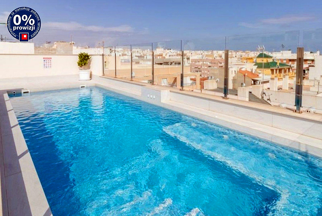 na zdjęciu salon w częściach wspólnych luksusowego apartamentu na sprzedaż Hiszpania (Torrevieja)