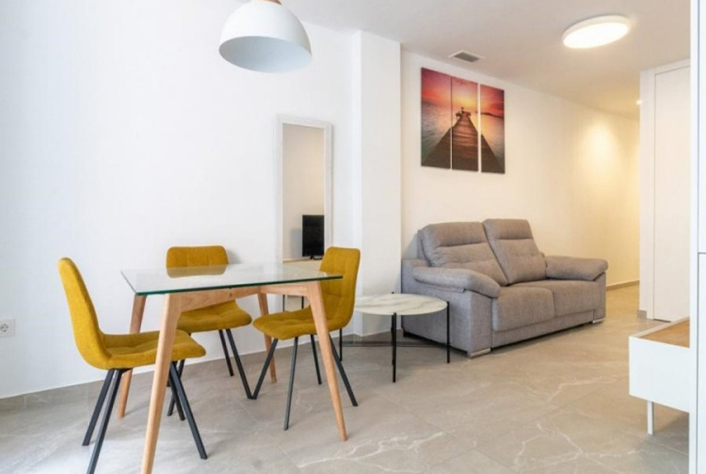 po lewej jadalnia, po prawej pokój dzienny w luksusowym apartamencie na sprzedaż Hiszpania (Torrevieja)