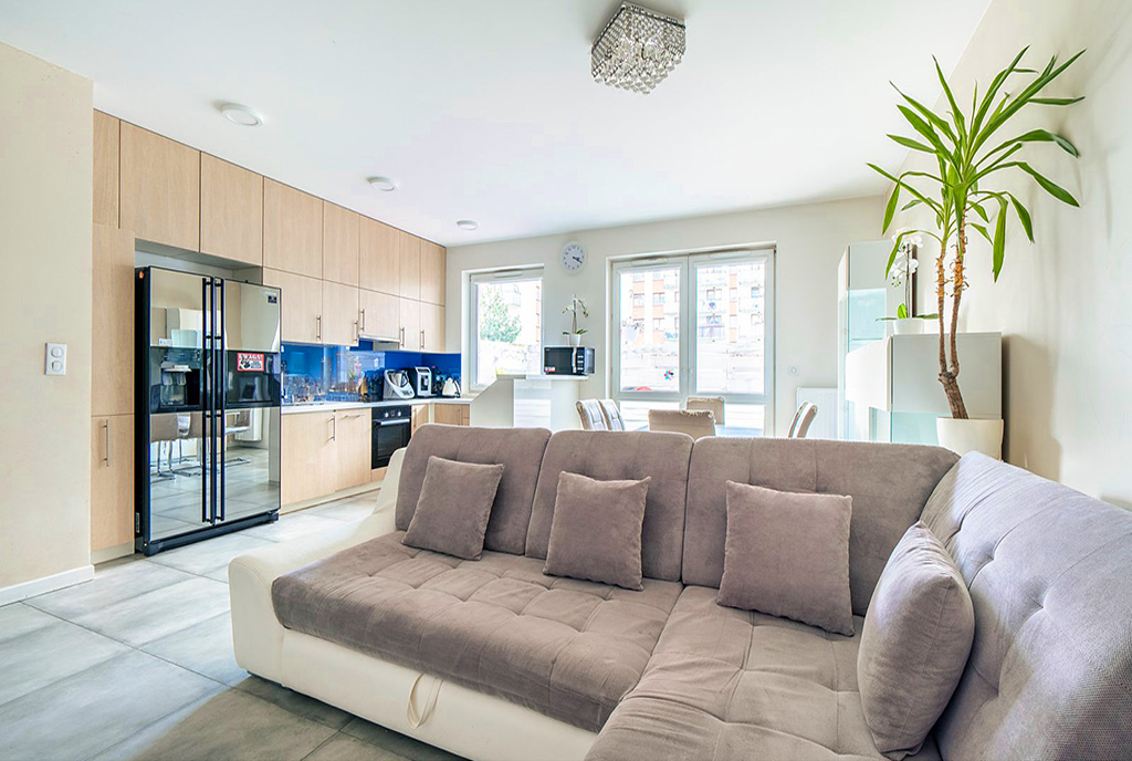 zaaranżowany we współczesnym designie pokój dzienny w luksusowym apartamencie na sprzedaż Warszawa