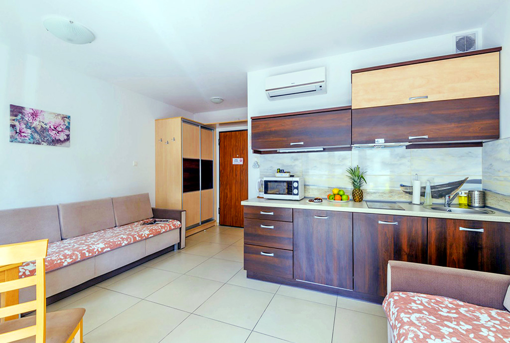 funkcjonalnie zaaranżowane wnętrze luksusowego apartamentu na sprzedaż nad morzem