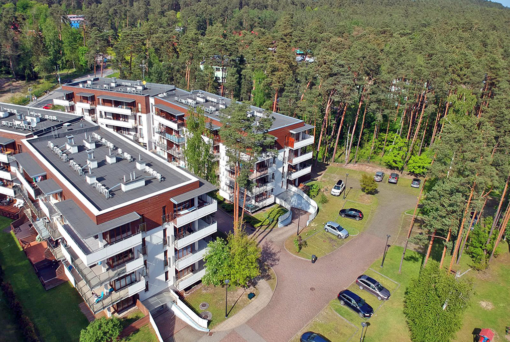 widok z lotu ptaka na osiedle, gdzie znajduje się oferowany na sprzedaż luksusowy apartament nad morzem