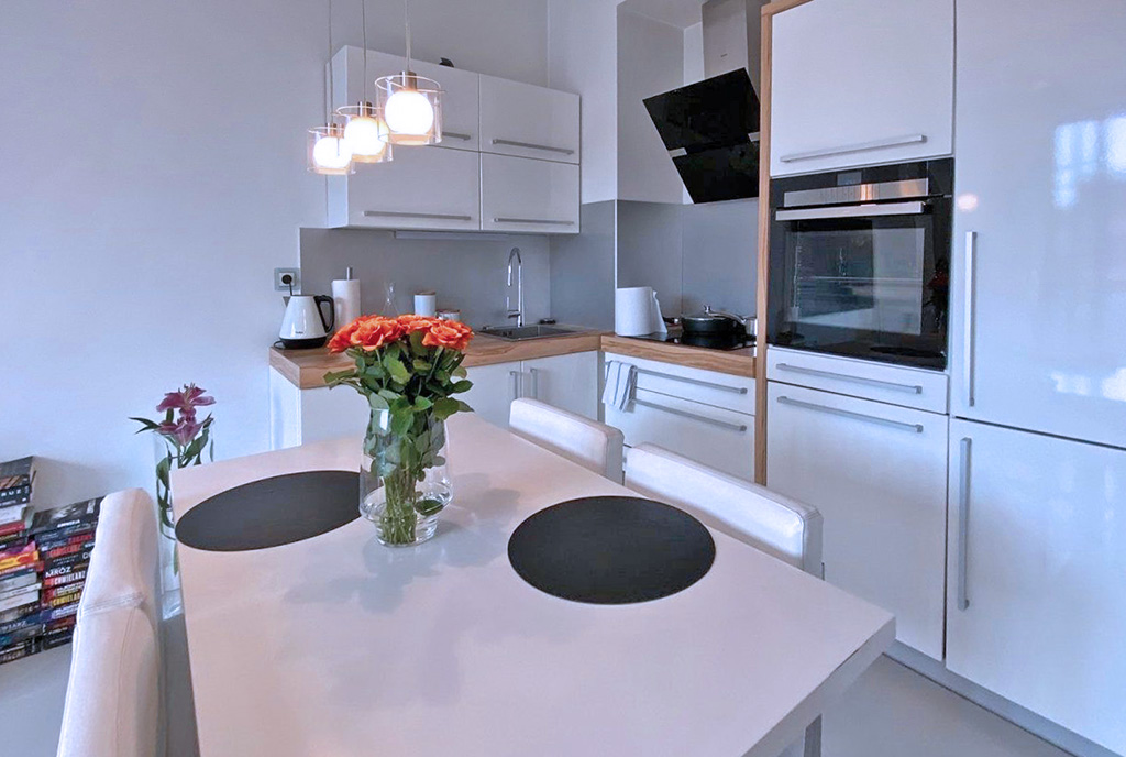 funkcjonalna jadalnia oraz kuchnia w ekskluzywnym apartamencie na wynajem Szczecin