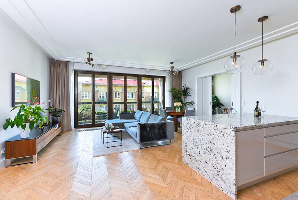 sfotografowane z innej perspektywy wnętrze ekskluzywnego apartamentu na wynajem Warszawa