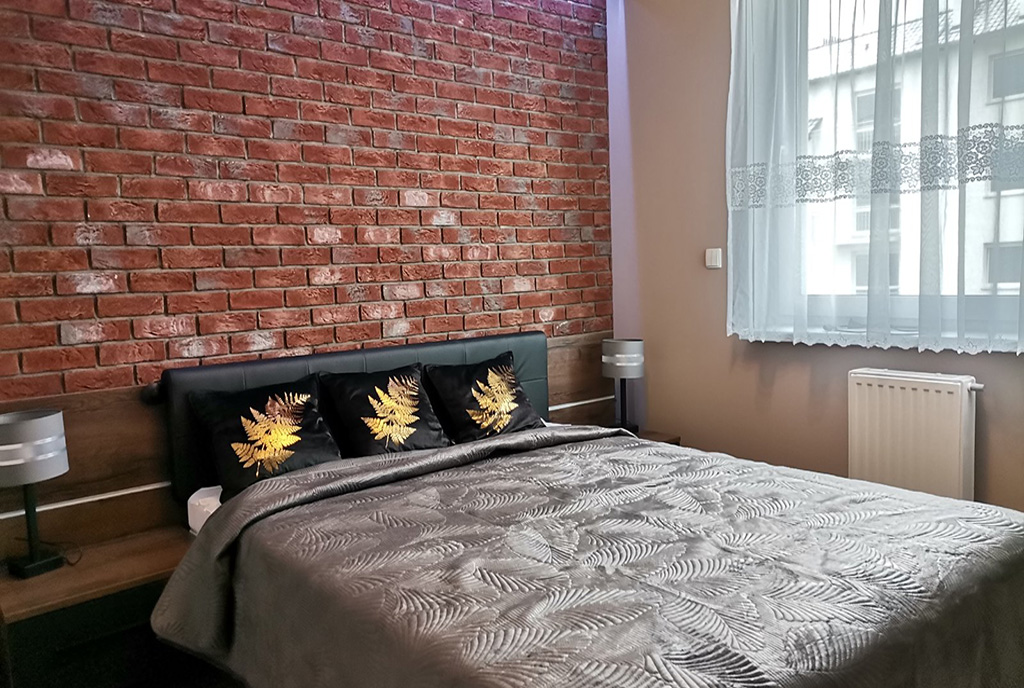 zaciszna sypialnia w ekskluzywnym apartamencie na wynajem Legnica (okolice)