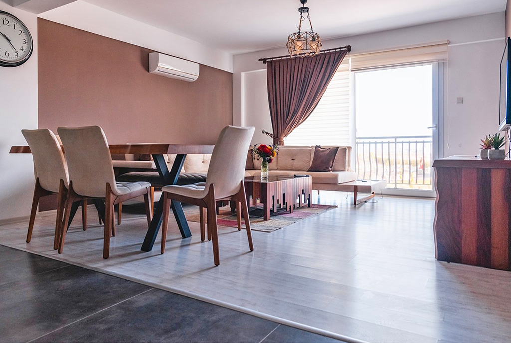 zaaranżowane w klasycznym stylu wnętrze ekskluzywnego apartamentu na sprzedaż Cypr