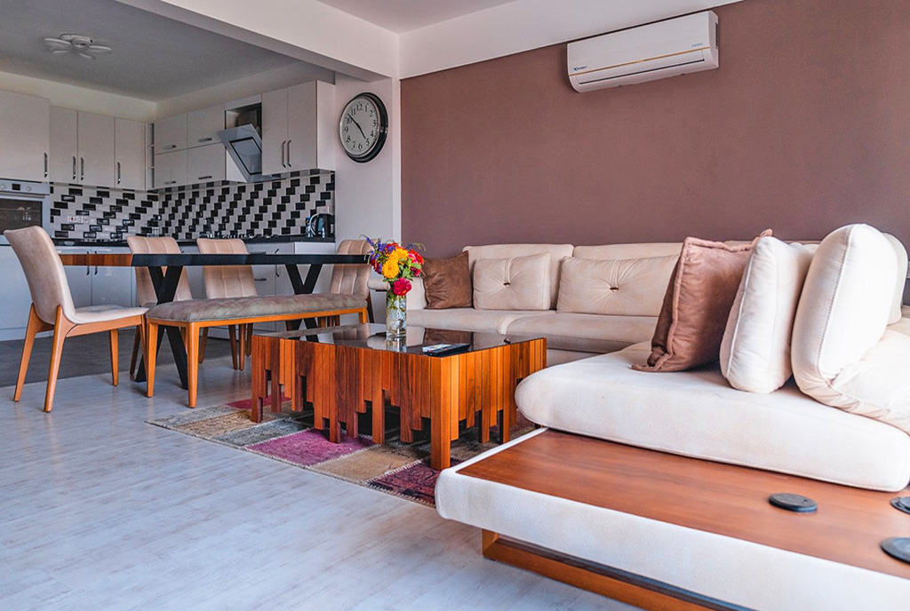 zdjęcie wykonane z perspektywy salonu na wnętrze ekskluzywnego apartamentu na sprzedaż Cypr