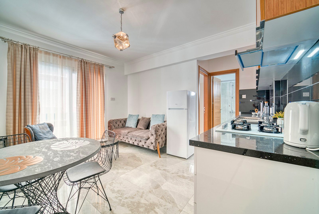 na zdjęciu nowoczesny salon w luksusowym apartamencie na sprzedaż Cypr (Iskele)