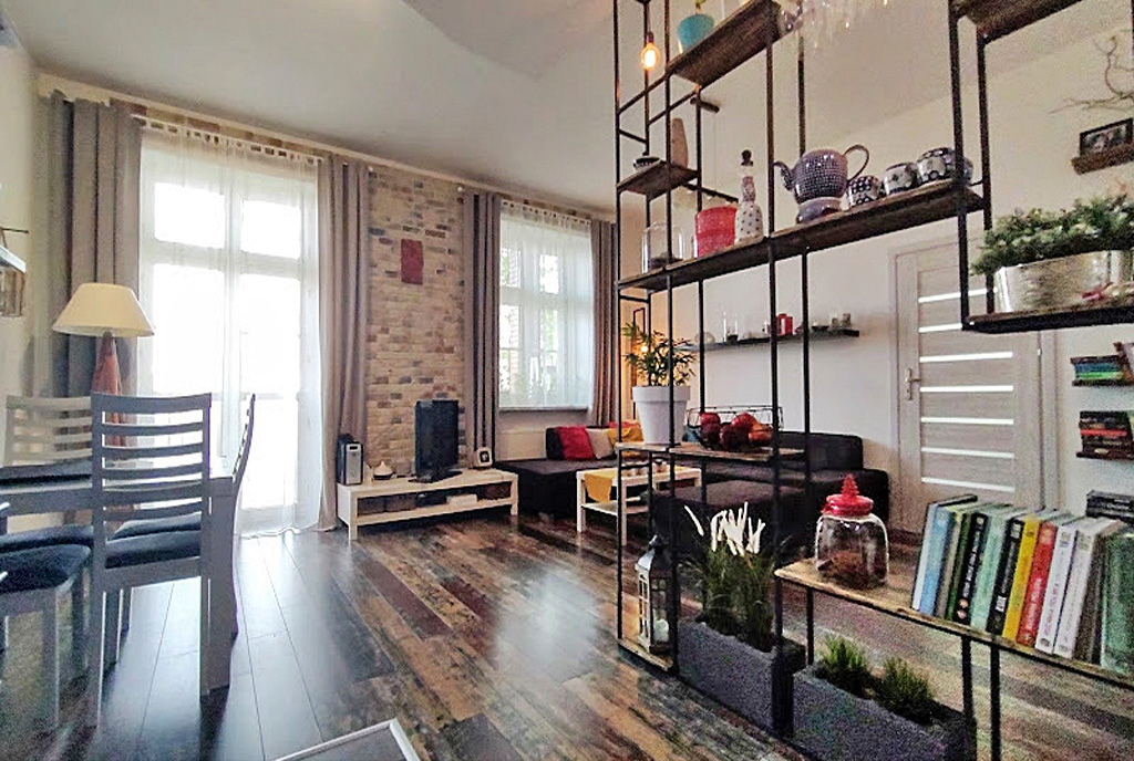 zaprojektowany zgodnie z najnowszymi trendami salon w luksusowym apartamencie na sprzedaż Legnica