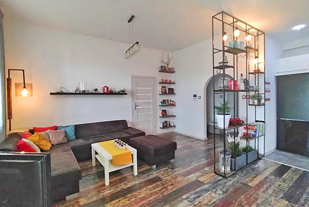 przeciwległa ściana pokoju gościnnego w ekskluzywnym apartamencie do sprzedaży Legnica