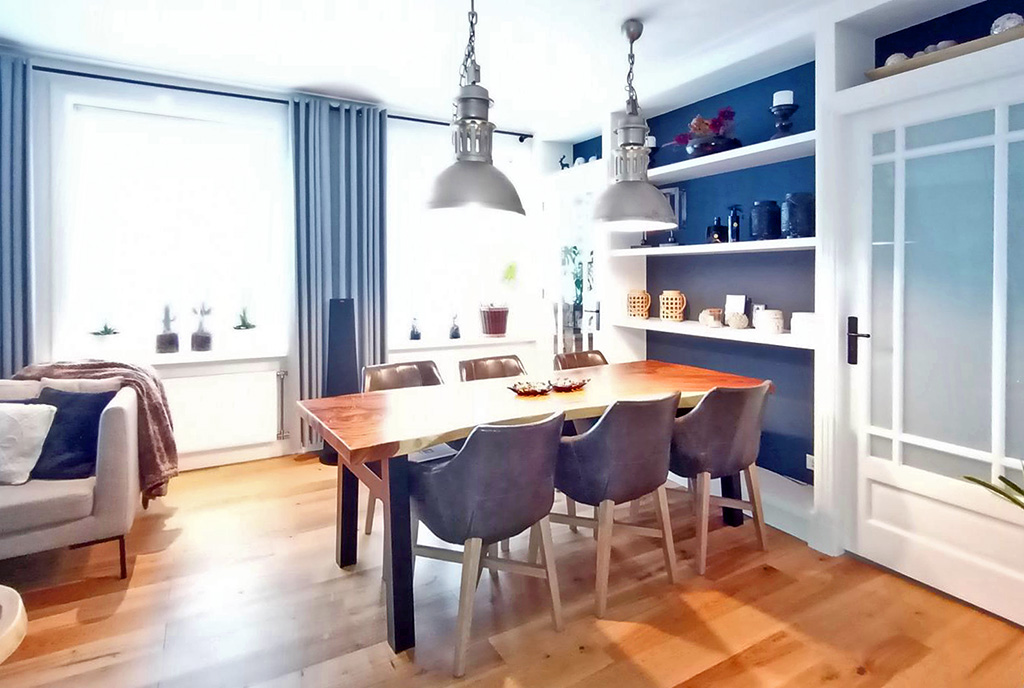 na pierwszym planie jadalnia w luksusowym apartamencie na sprzedaż Mazury