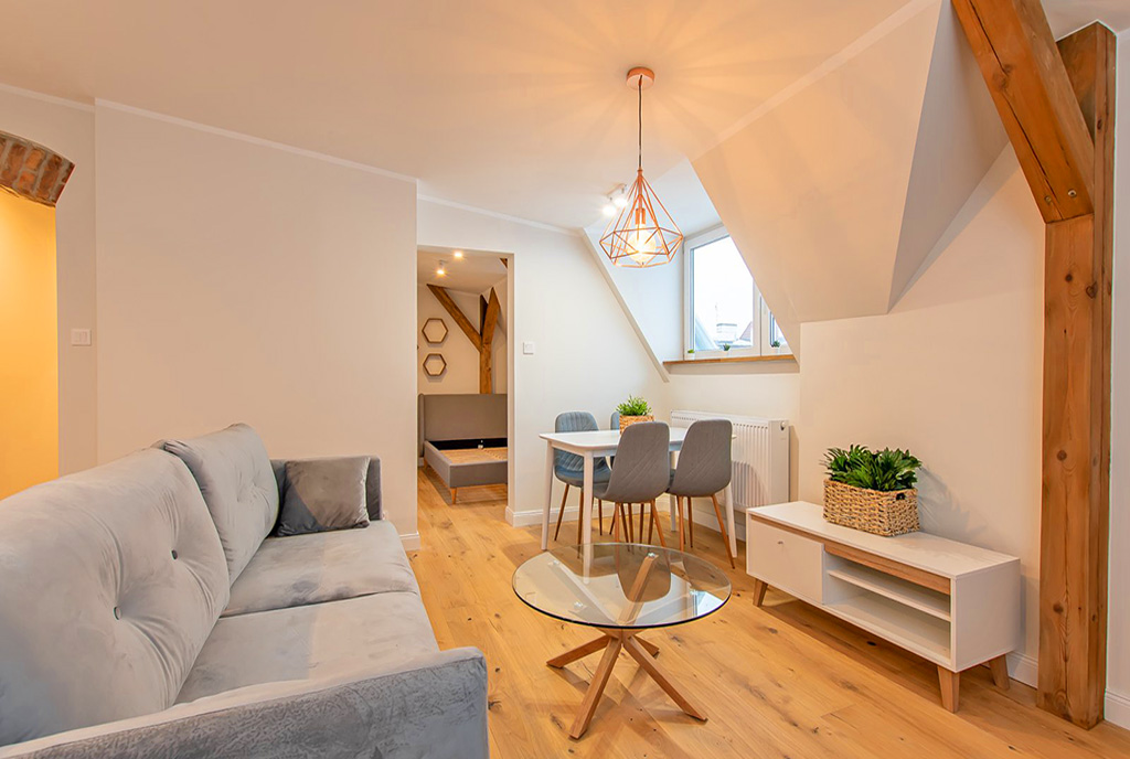 ciekawa aranżacja pokoju gościnnego w luksusowym apartamencie do sprzedaży Poznań