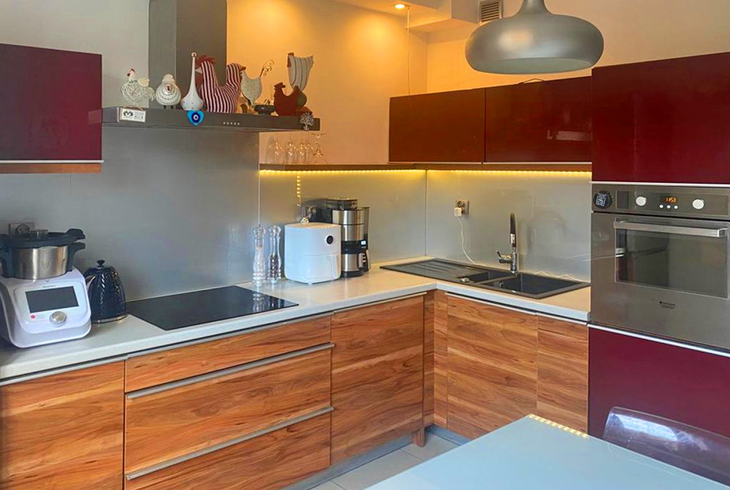 funkcjonalna kuchnia w luksusowym apartamencie do wynajmu Szczecin (okolice)