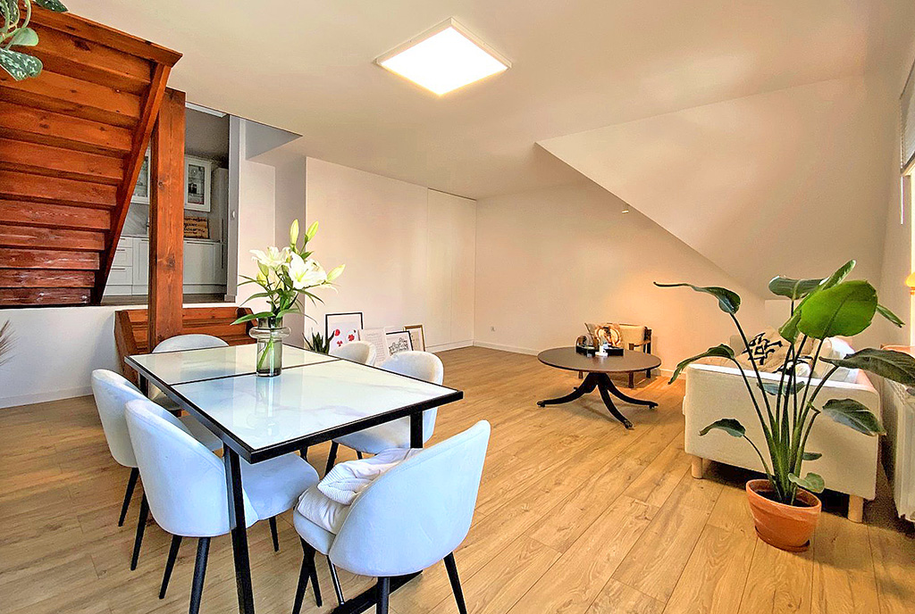 na pierwszym planie jadalnia w luksusowym apartamencie na sprzedaż Wrocław