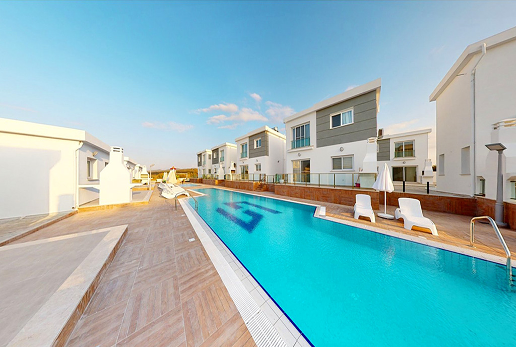 na pierwszym planie basen przy ekskluzywnej willi na sprzedaż Cypr (Iskele)