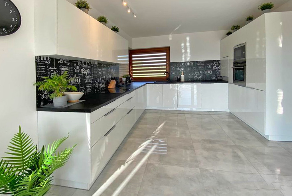 funkcjonalna kuchnia w luksusowej willi na wynajem Szczecin (okolice)