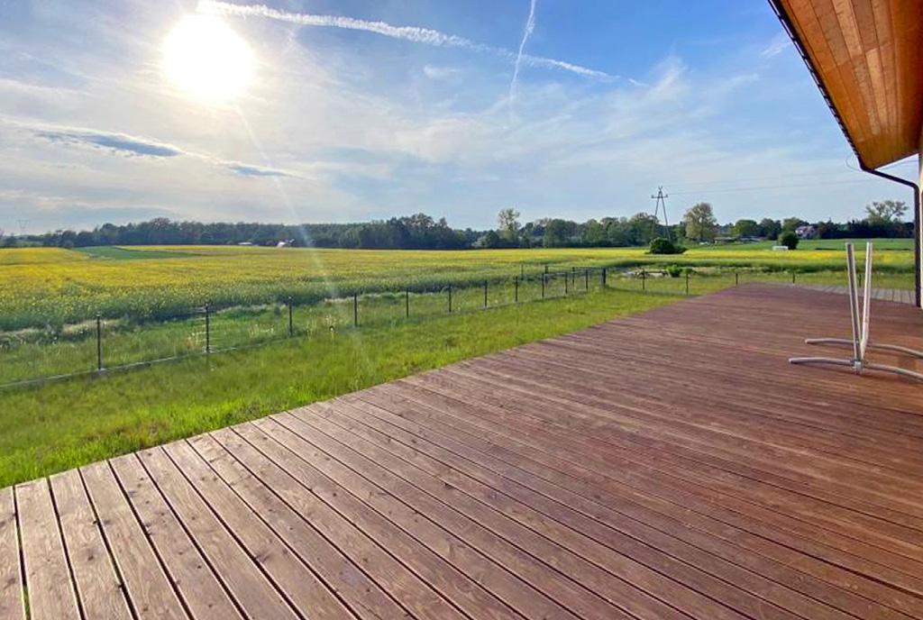 słoneczny taras przy ekskluzywnej willi na wynajem