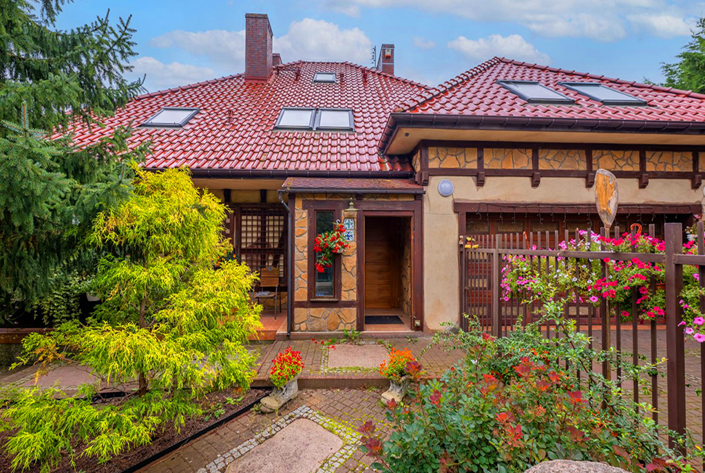 zatopiona w bujnej roślinności bryła ekskluzywnej willi na sprzedaż Szczecin