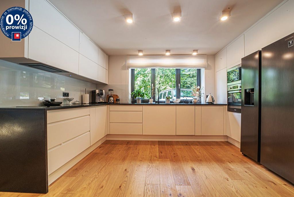 kuchnia w dobrze przemyślanej zabudowie w ekskluzywnej willi do sprzedaży Szklarska Poręba