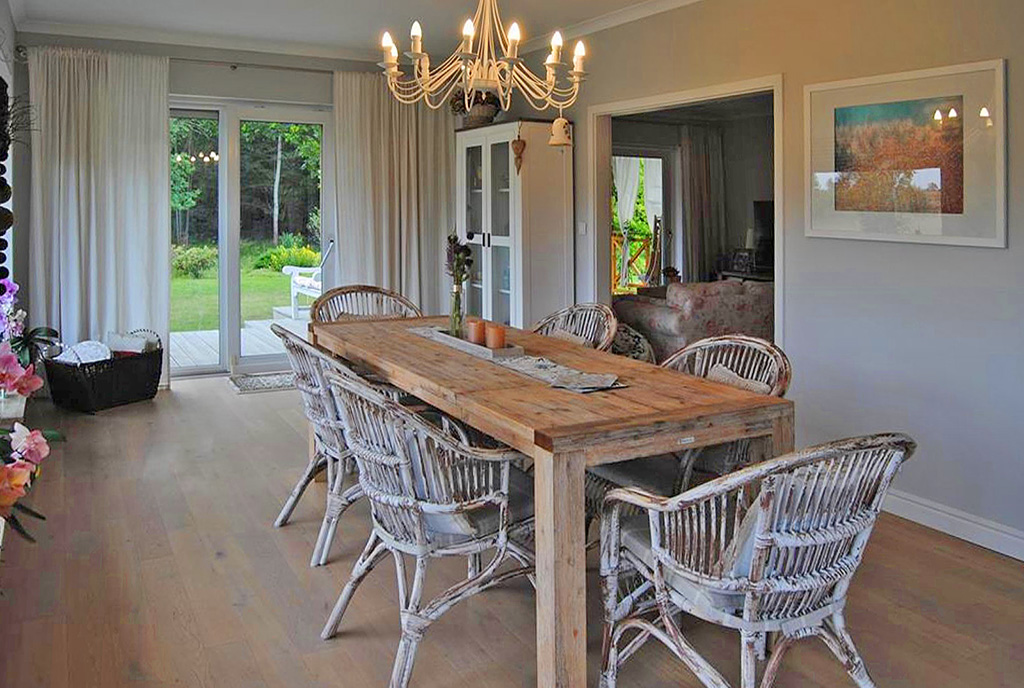 na pierwszym planie jadalnia w luksusowej willi na sprzedaż Zgorzelec (okolice)