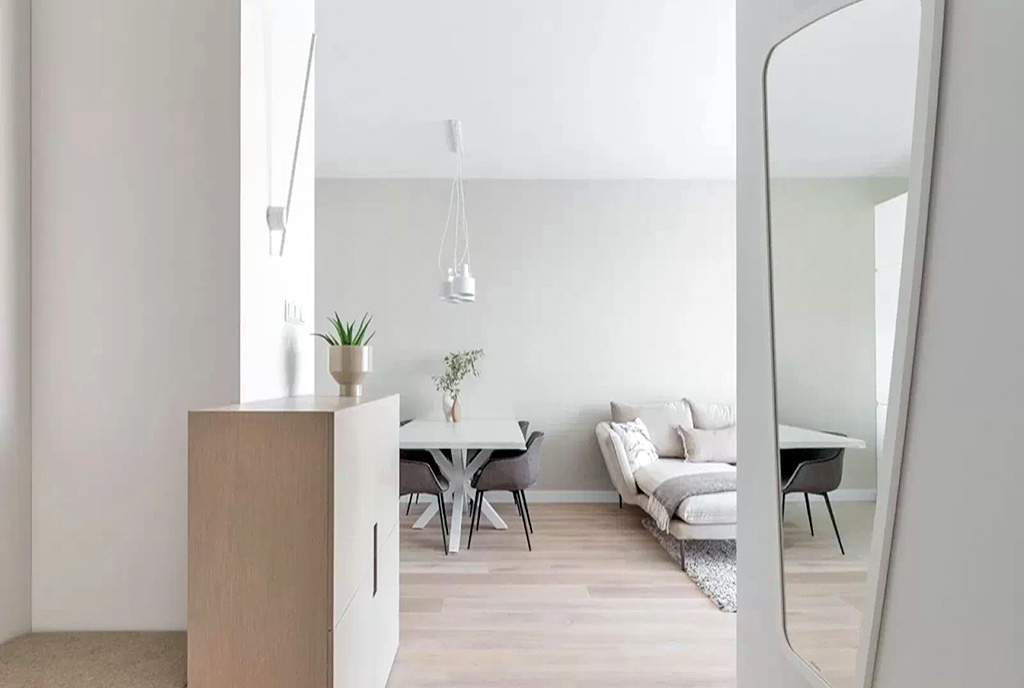 utrzymane w jasnych, pastelowych barwach wnętrze luksusowego apartamentu na sprzedaż Gdynia