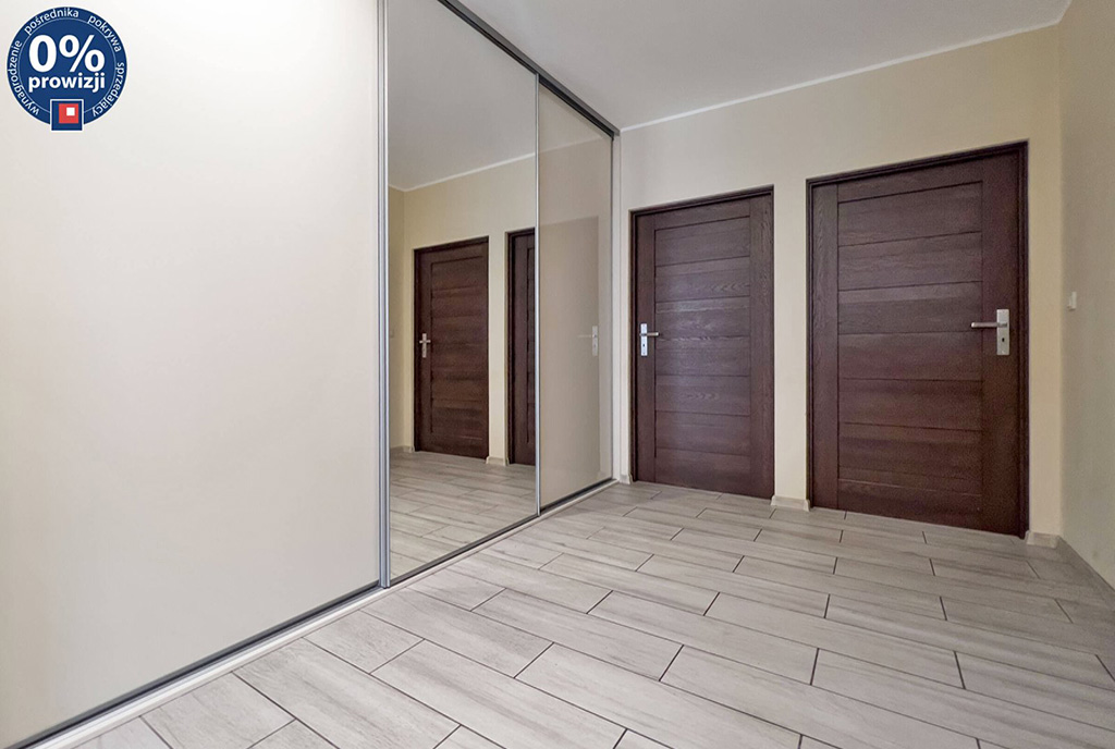 funkcjonalny przedpokój w luksusowym apartamencie na sprzedaż Katowice