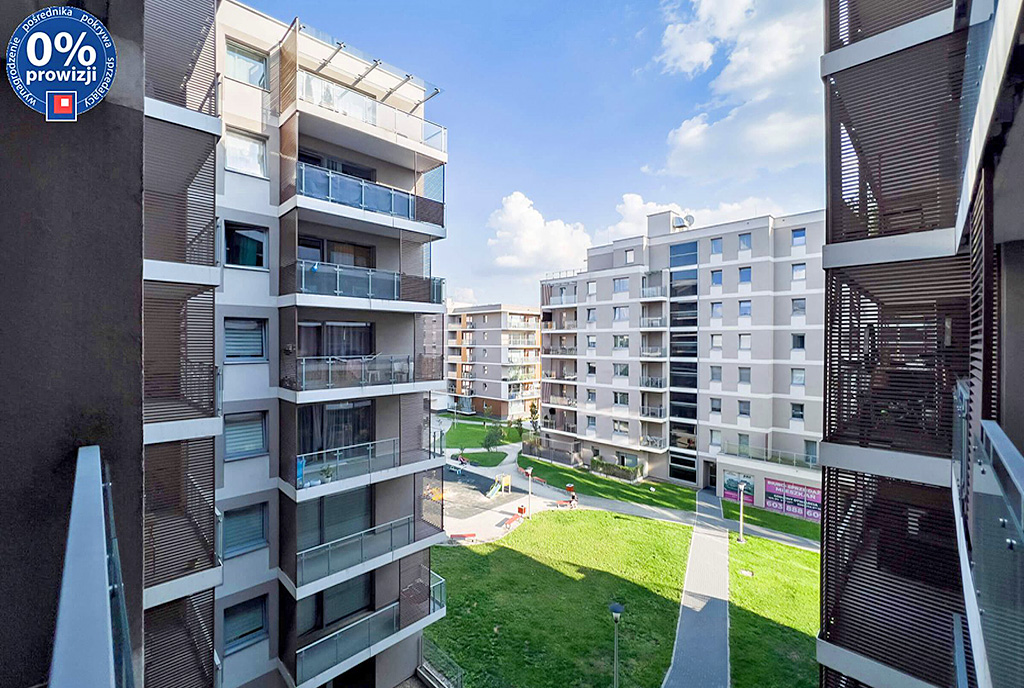 widok z balkonu na osiedle, na którym znajduje się oferowany do sprzedazy luksusowyp apartament Katowice