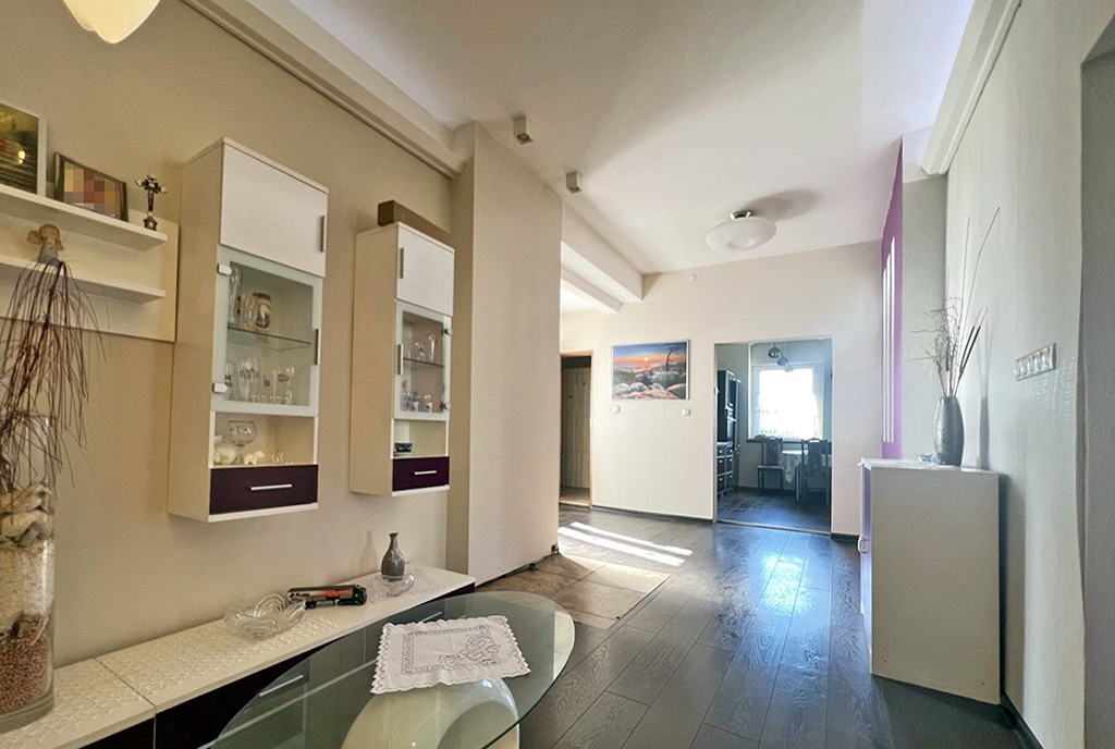 przestronne wnętrze ekskluzywnego apartamentu do sprzedaży Zielona Góra (okolice)