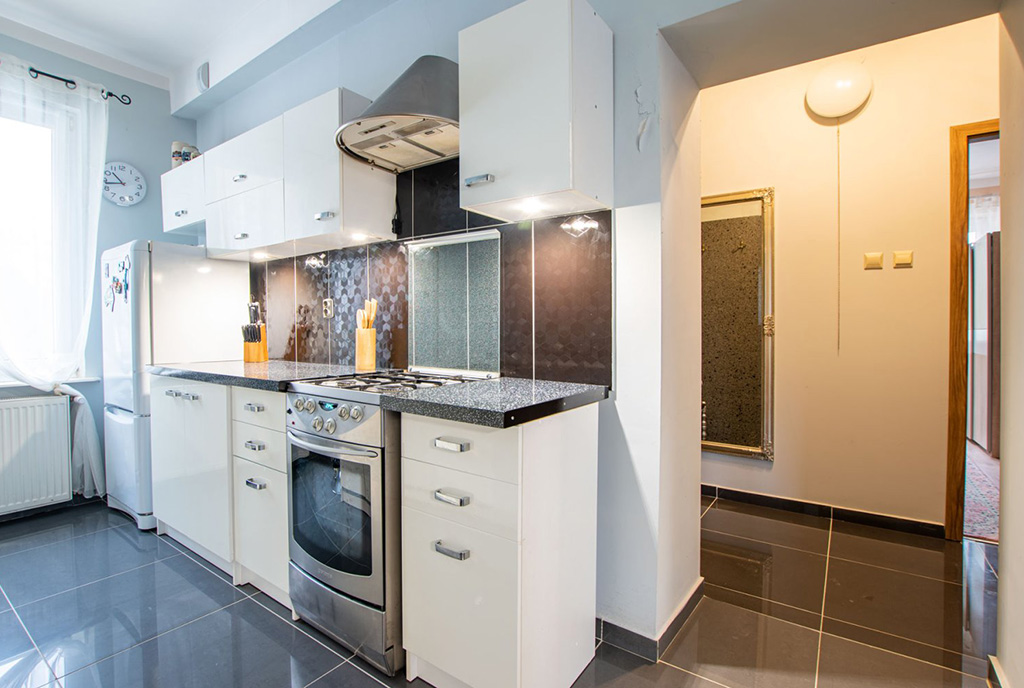 funkcjonalna kuchnia w luksusowym apartamencie na sprzedaż Mazury