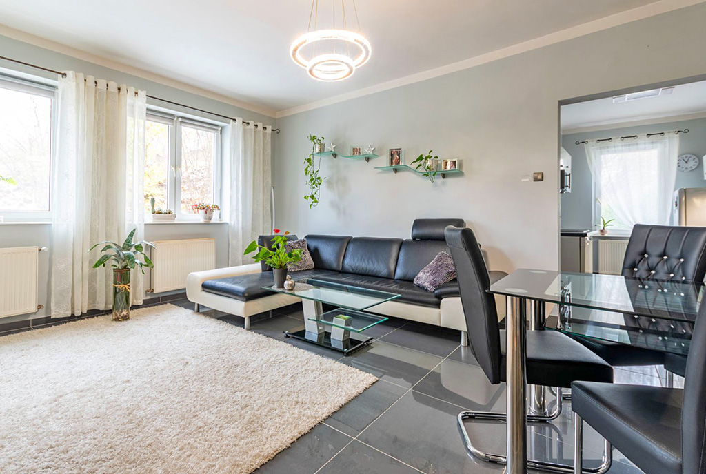 przeciwległa strona salonu w ekskluzywnym apartamencie na sprzedaż Mazury