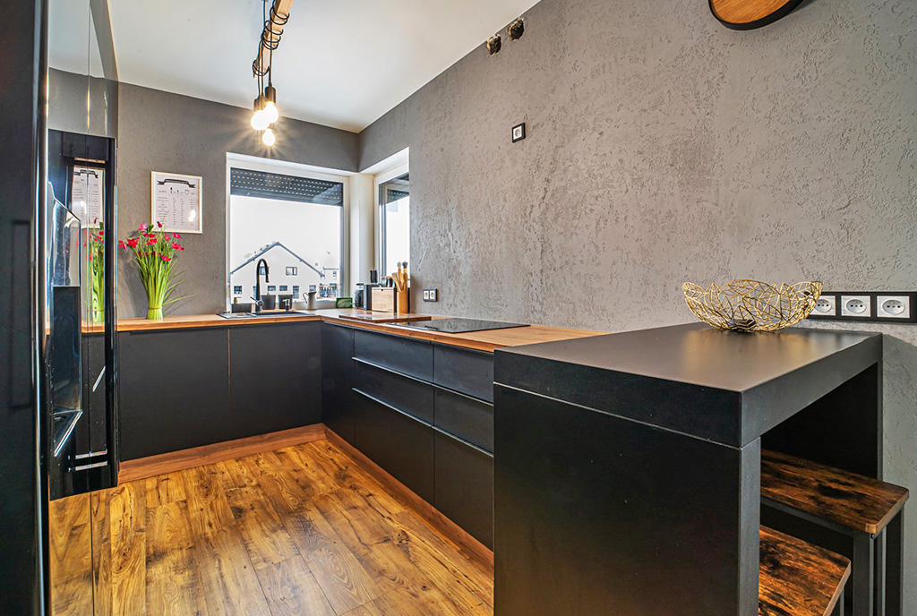 czarna kolorystyka w kuchni luksusowego apartamencie na wynajem Bolesławiec (okolice)