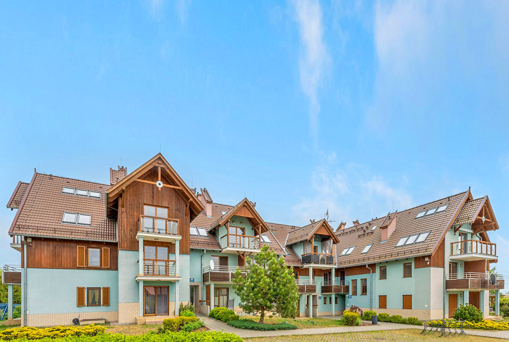 na zdjęciu okazały budynek, w którym znajduje się oferowany do wynajęcia ekskluzywny apartament Gdańsk (okolice)