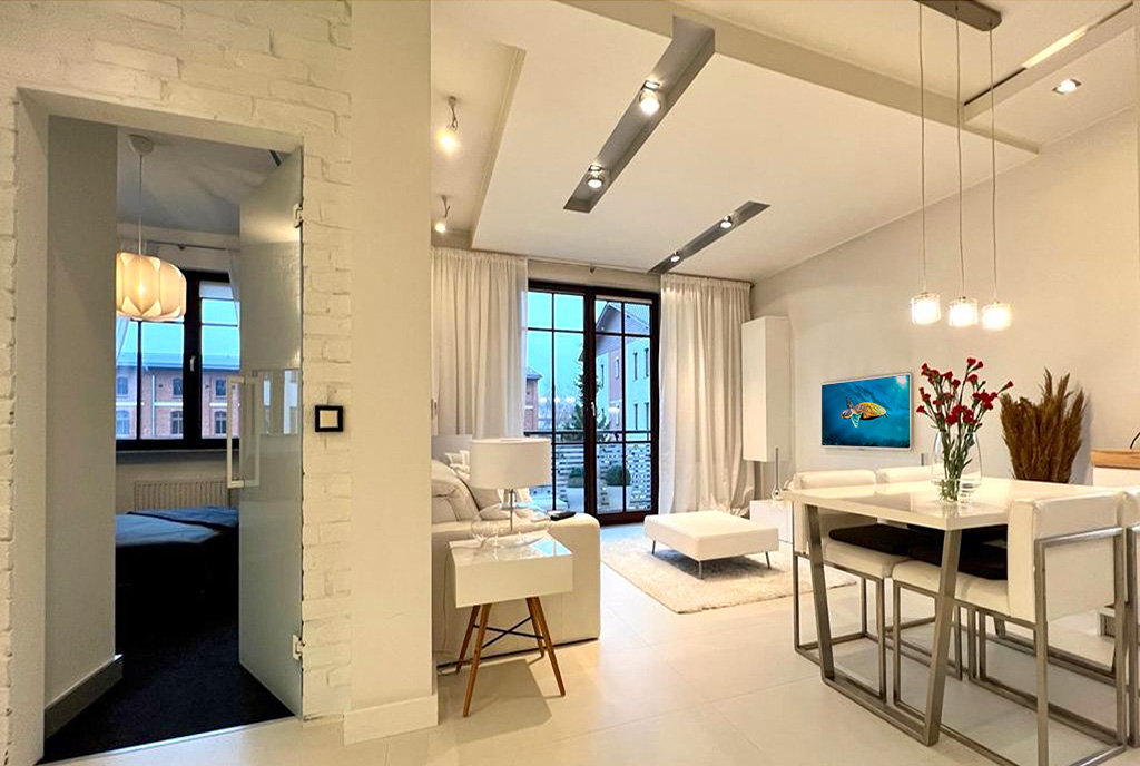 po prawej salon, po lewej sypialnia w ekskluzywnym apartamencie do wynajęcia Szczecin