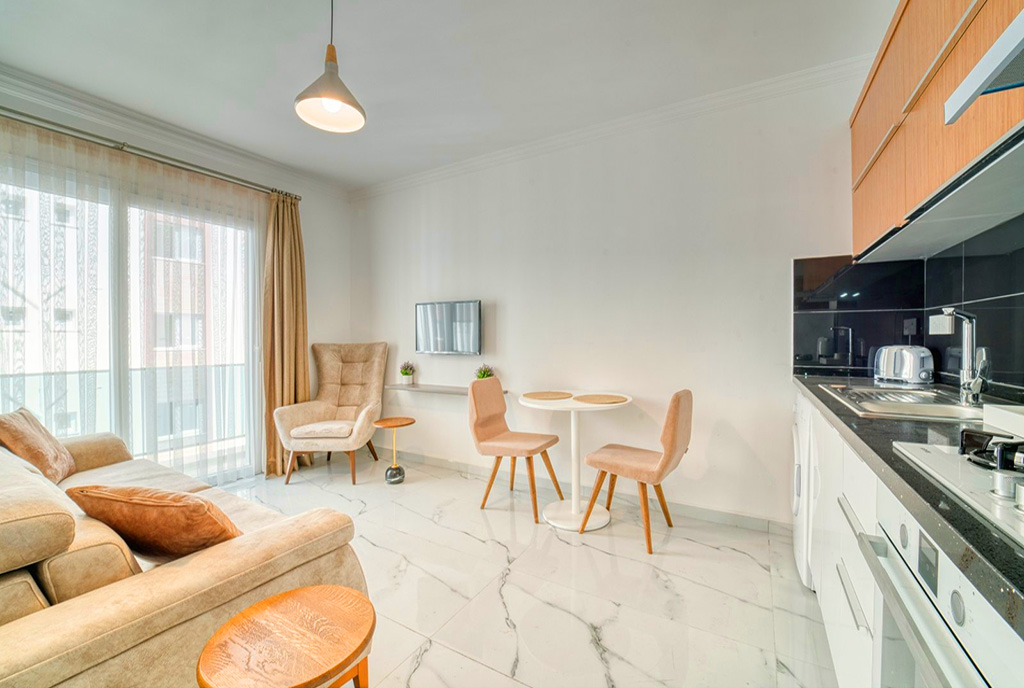 na zdjęciu pokój gościnny oraz kuchnia w luksusowym apartamencie na sprzedaż Cypr (Iskele)