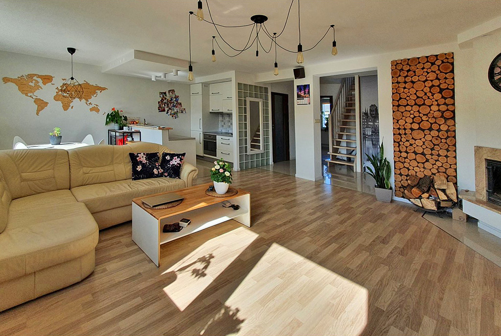 na pierwszym planie salon w ekskluzywnym apartamencie do sprzedaży Gdańsk